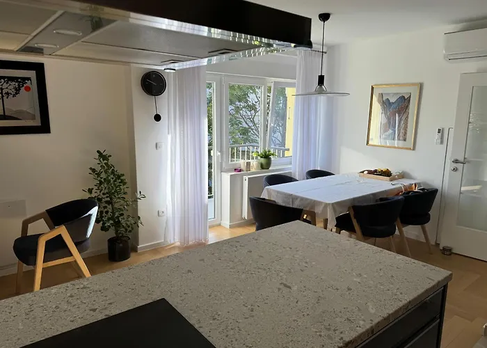 Apartment Crassula Aurea *