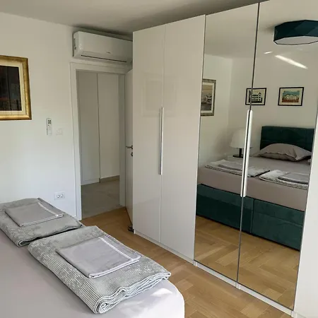 Crassula Aurea 아파트 스플리트